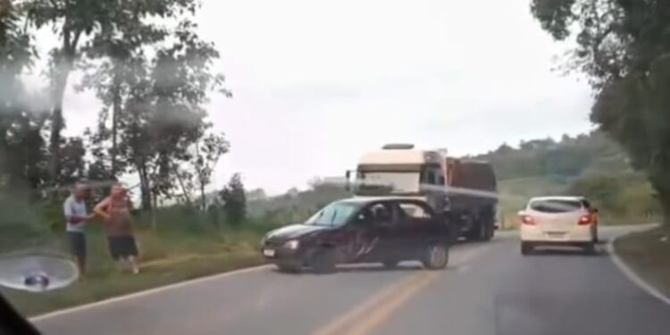 VÍDEO: Colisão entre carro e caminhão é registrada na MG-290, em Pouso Alegre