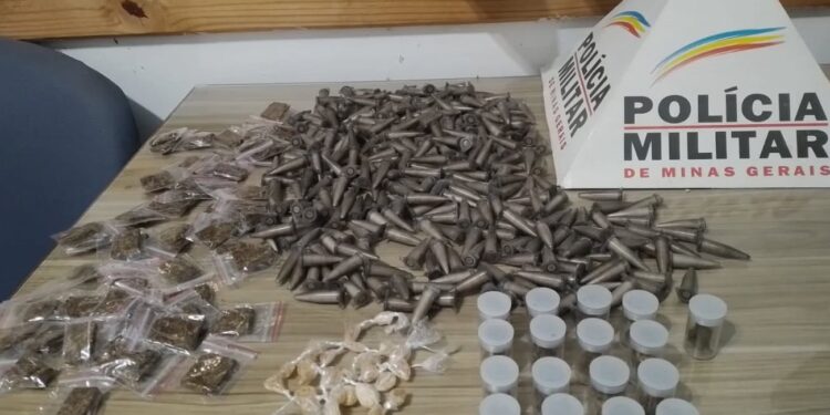 Operação da PMMG em Alfenas fecha ponto de tráfico e apreende grande quantidade de drogas