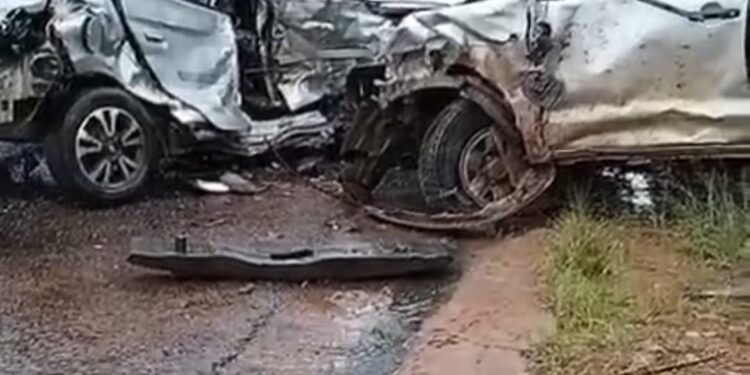 VÍDEO: Passageiro morre após colisão entre carro e caminhonete na BR-146, em Passos