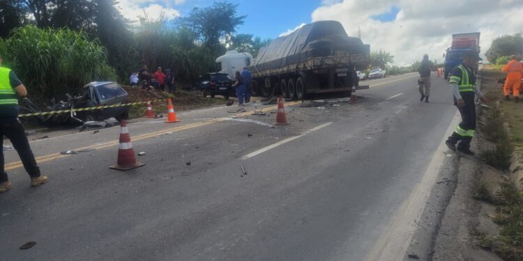 Mulher morre em colisão frontal entre carro e caminhão na BR-146, em Muzambinho