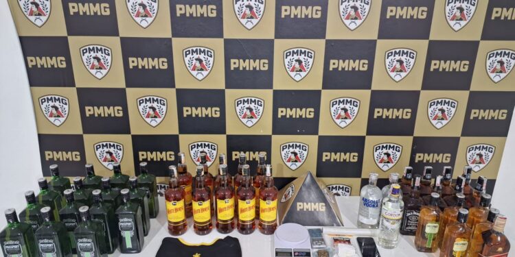 Polícia Militar apreende drogas e bebidas alcoólicas adulteradas em Guaxupé