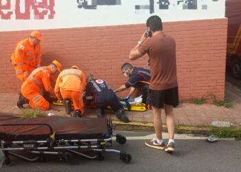 Colisão no centro de Alfenas deixa motociclista ferido
