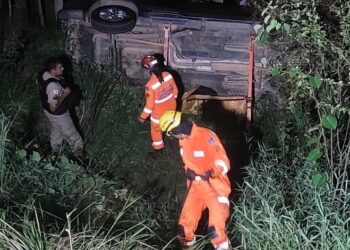 Homem fica ferido após capotamento de veículo em ribanceira na MG-267