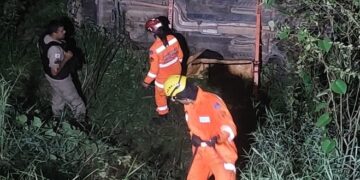 Homem fica ferido após capotamento de veículo em ribanceira na MG-267