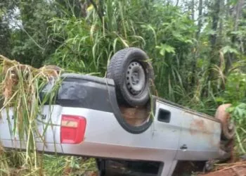 Caminhonete tomba na MG-179 em trecho da Cachoeirinha da Bocaina, em Poço Fundo (MG)