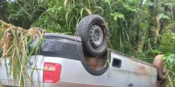 Caminhonete tomba na MG-179 em trecho da Cachoeirinha da Bocaina, em Poço Fundo (MG)