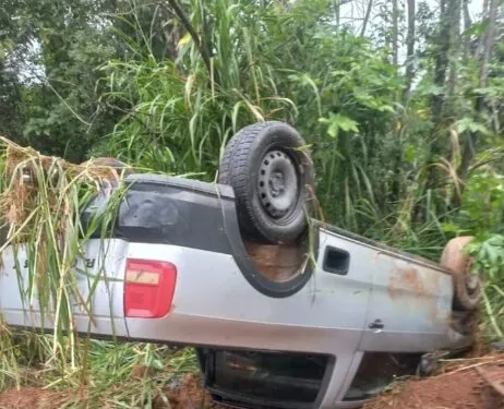 Caminhonete tomba na MG-179 em trecho da Cachoeirinha da Bocaina, em Poço Fundo (MG)