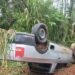 Caminhonete tomba na MG-179 em trecho da Cachoeirinha da Bocaina, em Poço Fundo (MG)