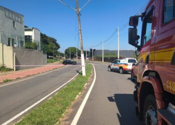 Carro atinge poste e mobiliza equipes de emergência em Guaxupé