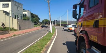Carro atinge poste e mobiliza equipes de emergência em Guaxupé