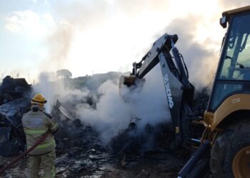 Incêndio de grandes proporções atinge pátio de recicláveis em Nova Resende