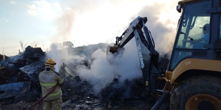 Incêndio de grandes proporções atinge pátio de recicláveis em Nova Resende