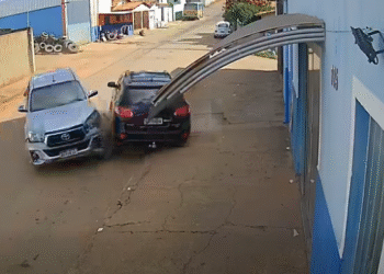 VÍDEO | Caminhonete atinge carro estacionado após perda de controle em Ilicínea (MG)