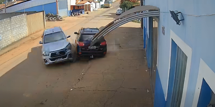 VÍDEO | Caminhonete atinge carro estacionado após perda de controle em Ilicínea (MG)