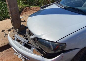 Carro colide contra poste e deixa uma mulher ferida em Varginha