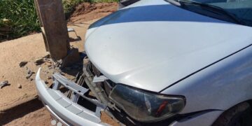 Carro colide contra poste e deixa uma mulher ferida em Varginha
