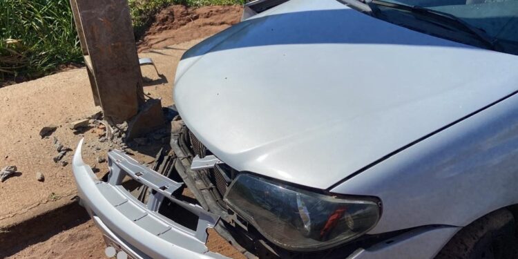 Carro colide contra poste e deixa uma mulher ferida em Varginha