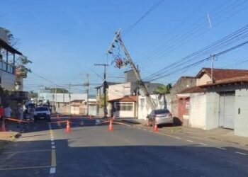 Carro atinge poste e deixa moradores sem energia em Passos