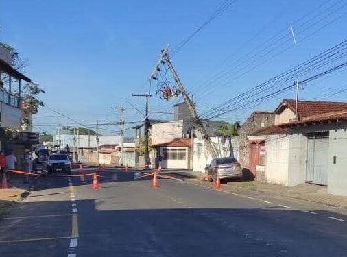 Carro atinge poste e deixa moradores sem energia em Passos
