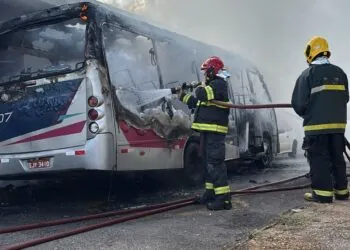 Incêndio de grandes proporções atinge ônibus e provoca prejuízos em Varginha