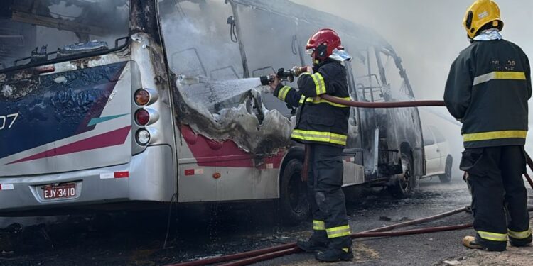 Incêndio de grandes proporções atinge ônibus e provoca prejuízos em Varginha
