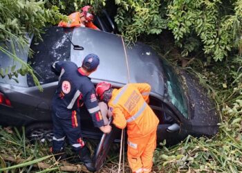 Carro cai em ribanceira na MGC-369 e deixa mulher ferida em Alfenas