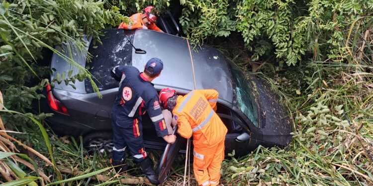 Carro cai em ribanceira na MGC-369 e deixa mulher ferida em Alfenas