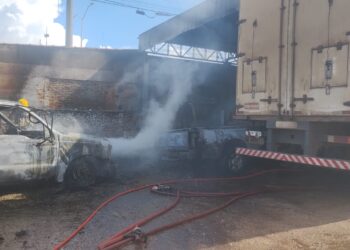 Incêndio atinge veículos em oficina mecânica e mobiliza bombeiros em Pouso Alegre