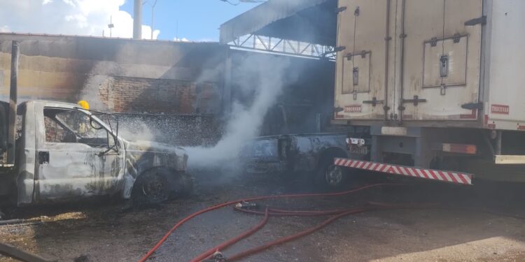 Incêndio atinge veículos em oficina mecânica e mobiliza bombeiros em Pouso Alegre
