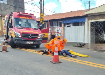 Ciclista fica ferido após colidir com porta de carro em Alfenas