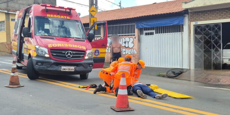Ciclista fica ferido após colidir com porta de carro em Alfenas