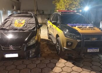 Homem é preso pela Polícia Rodoviária com drogas escondidas em painel de carro na MG-050, em Passos