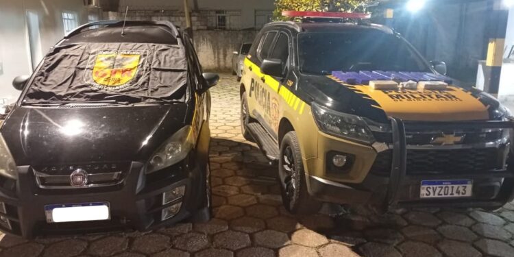 Homem é preso pela Polícia Rodoviária com drogas escondidas em painel de carro na MG-050, em Passos