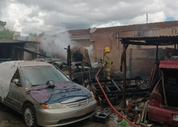 Incêndio atinge residência e destrói veículos no Sul de Minas