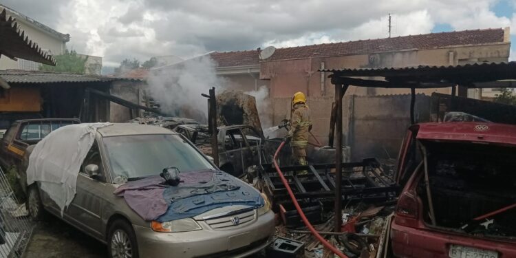 Incêndio atinge residência e destrói veículos no Sul de Minas