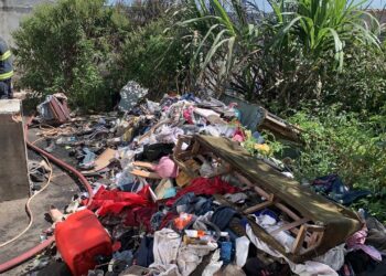Incêndio atinge imóvel usado como depósito de recicláveis e lixo no Sul de Minas