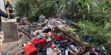 Incêndio atinge imóvel usado como depósito de recicláveis e lixo no Sul de Minas