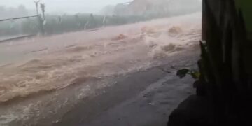 VÍDEO: Chuva forte provoca enxurradas e causa transtornos em Areado, no Sul de Minas