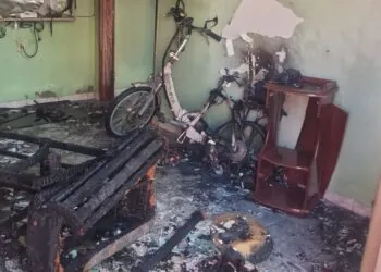 Bicicleta elétrica pega fogo durante carregamento e provoca incêndio em residência em Alfenas