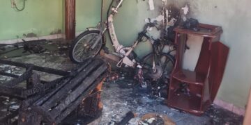 Bicicleta elétrica pega fogo durante carregamento e provoca incêndio em residência em Alfenas