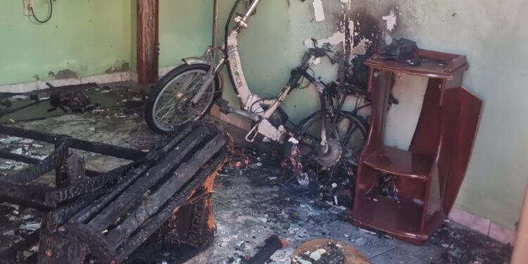 Bicicleta elétrica pega fogo durante carregamento e provoca incêndio em residência em Alfenas