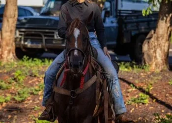 Carmo do Rio Claro se mobiliza para levar jovem atleta dos três tambores a rodeio em Goiânia
