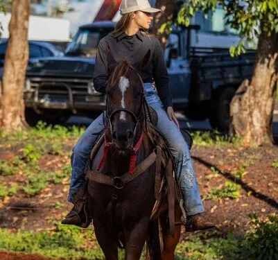 Carmo do Rio Claro se mobiliza para levar jovem atleta dos três tambores a rodeio em Goiânia