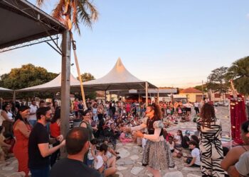 1ª Feira Literária de Alpinópolis reúne escolas e leva cultura à Praça do Rosário
