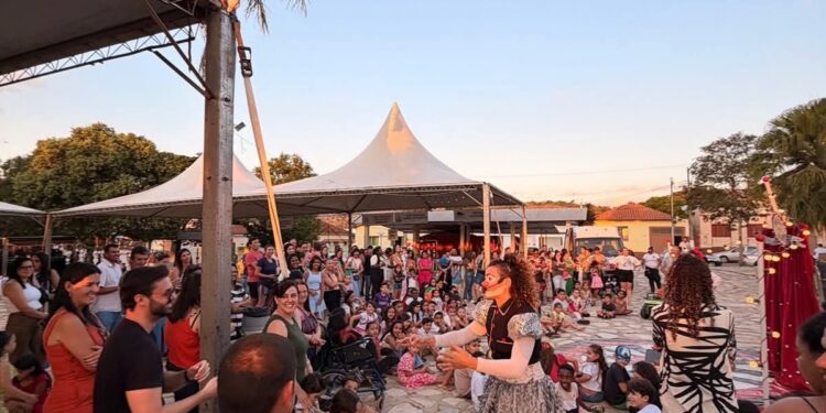 1ª Feira Literária de Alpinópolis reúne escolas e leva cultura à Praça do Rosário