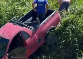 VÍDEO: Veículo cai em rio em avenida de Itajubá, no Sul de Minas