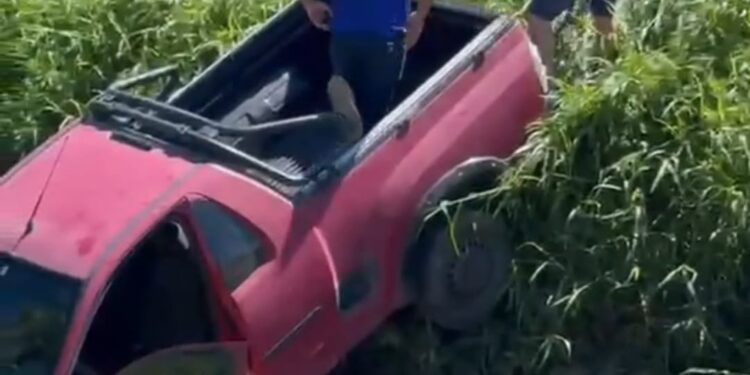 VÍDEO: Veículo cai em rio em avenida de Itajubá, no Sul de Minas