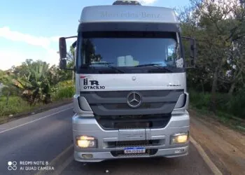 Motociclista fica gravemente ferido e passageira sofre lesões após colisão com caminhão na MGC-369, em Alfenas
