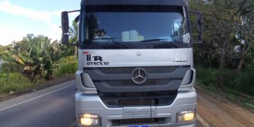 Motociclista fica gravemente ferido e passageira sofre lesões após colisão com caminhão na MGC-369, em Alfenas