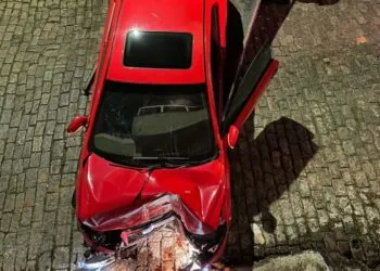 Jovem morre em acidente grave ao bater carro contra casa no Sul de Minas